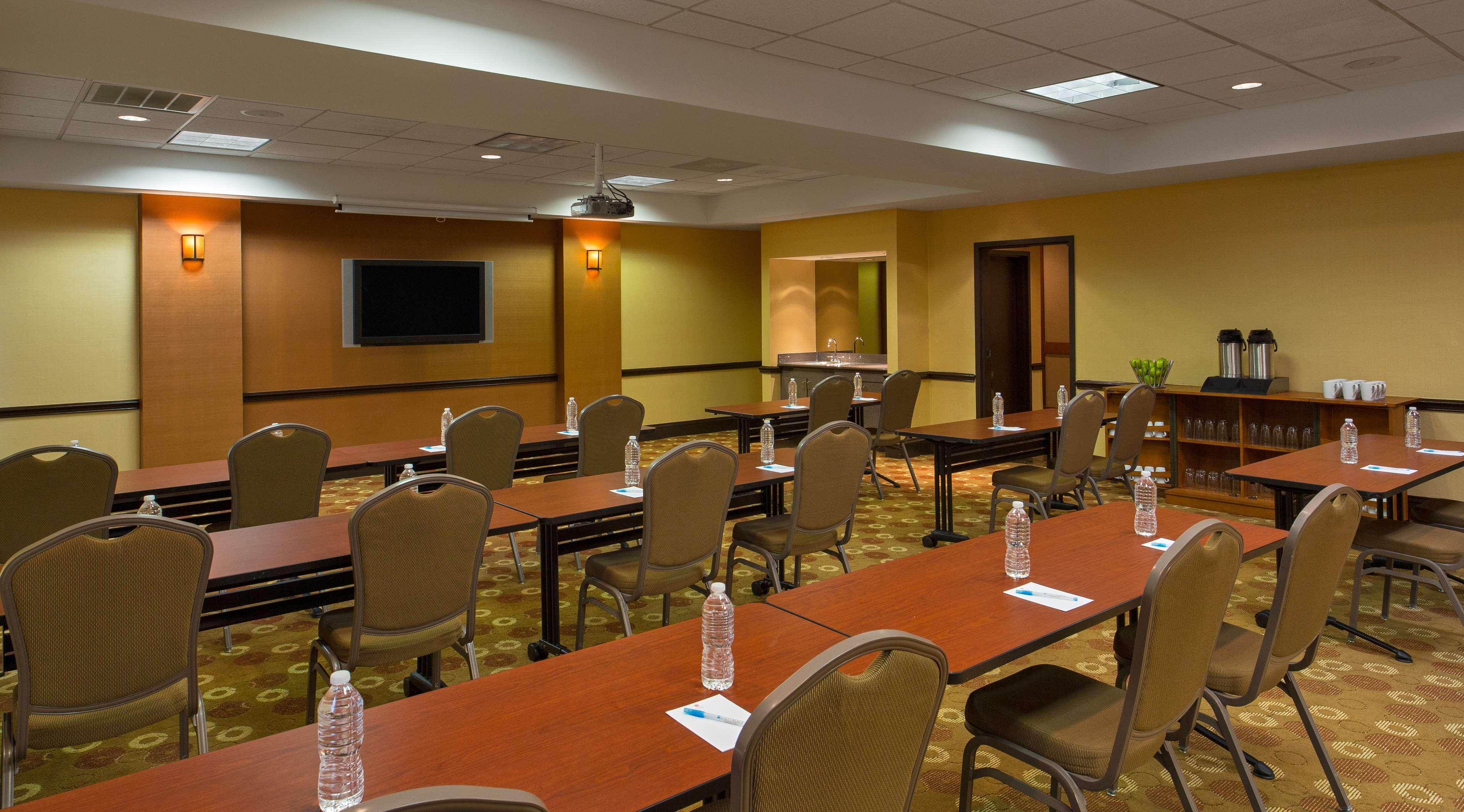 Hyatt Place Indianapolis Airport Exterior photo