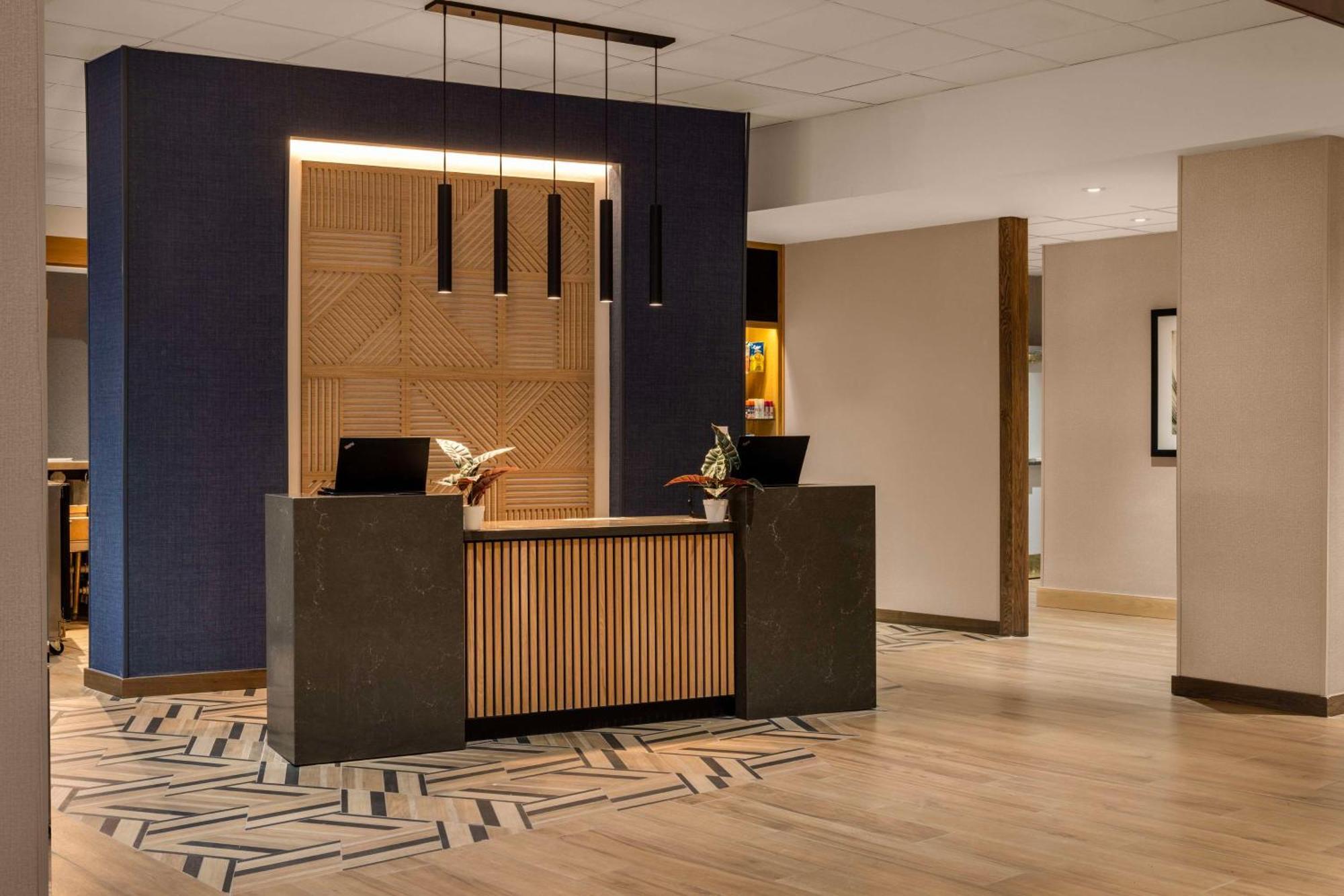Hyatt Place Indianapolis Airport Exterior photo