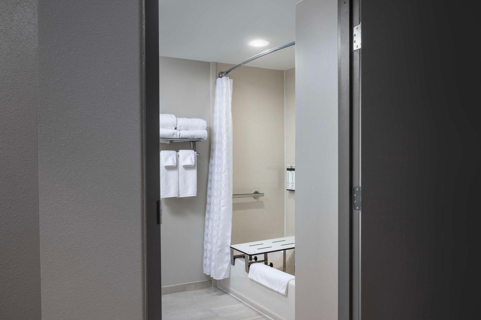Hyatt Place Indianapolis Airport Exterior photo